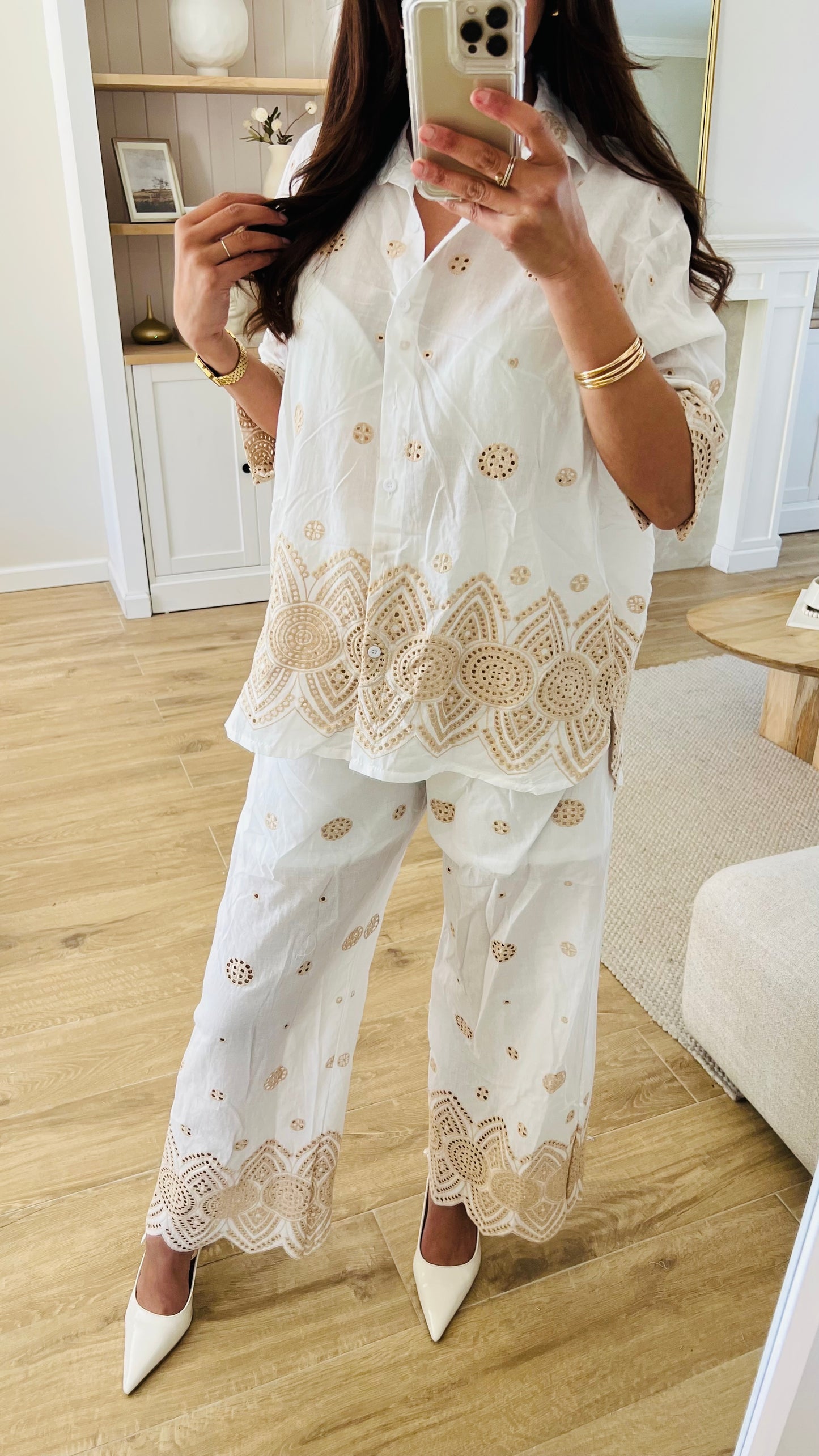 Ensemble pantalon & chemise manches 3/4 en broderie anglaise – L’élégance décontractée façon Saint-Tropez