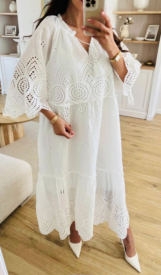 Robe bohème chic en broderie anglaise