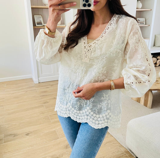 Top romantique broderie fleur col dentelle